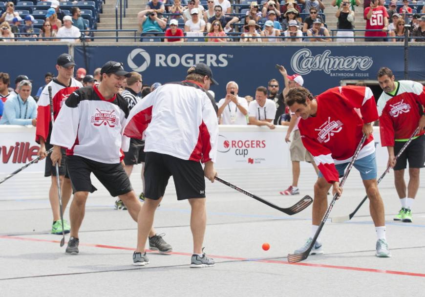 In attesa del debutto al secondo turno della Rogers Cup di Toronto, Roger Federer (testa di serie n.2) del torneo si è cimentato con un po&#39; di hockey prato. LaPresse